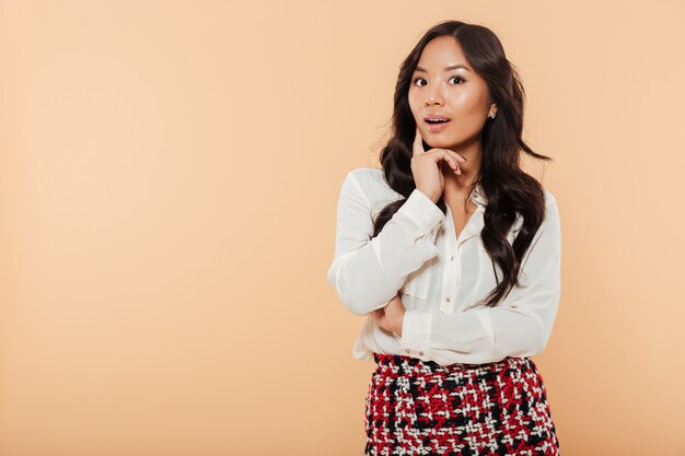 Portrait d'une femme asiatique pensive