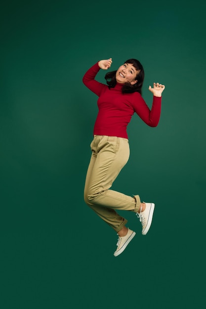 Portrait de femme d'Asie de l'Est isolé sur fond de studio vert avec espace pour copie