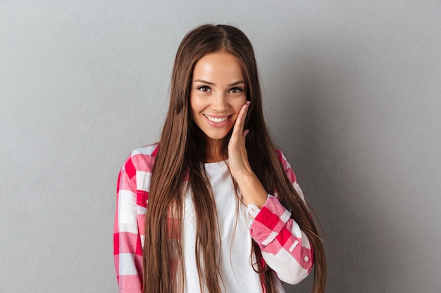 Portrait d'une femme assez heureuse en chemise à carreaux