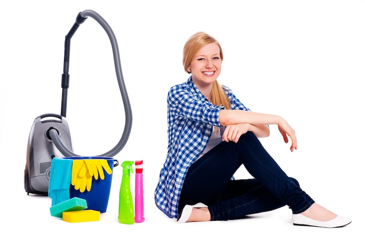 Photo gratuit portrait de femme assise avec des accessoires pour le nettoyage