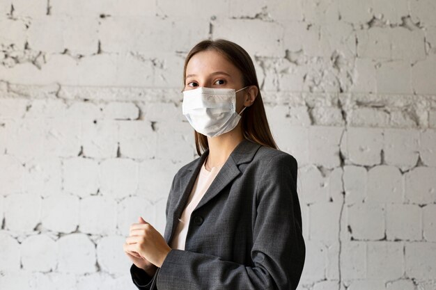 Portrait de femme au bureau avec masque facial