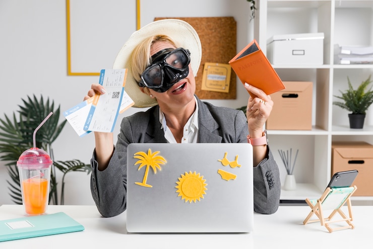 Photo gratuit portrait d'une femme au bureau préparé pour les vacances d'été