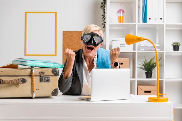 Portrait de femme au bureau préparée pour les vacances d&#39;été