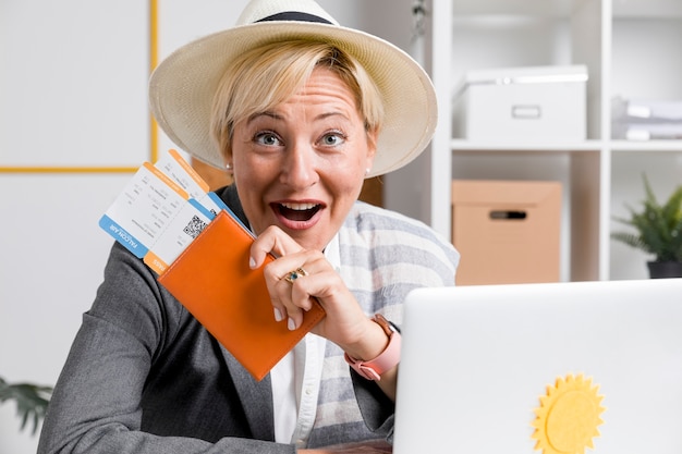 Photo gratuite portrait de femme au bureau préparée pour les vacances d'été