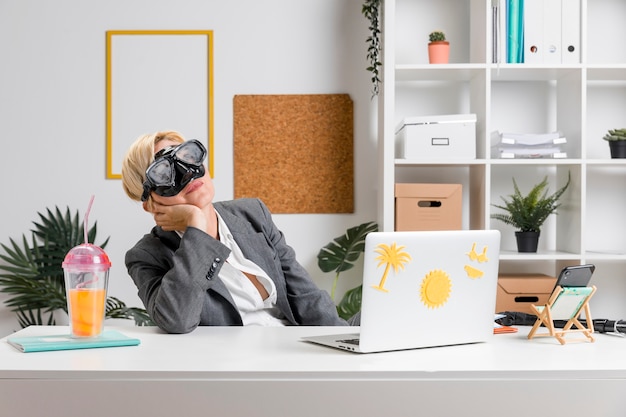 Photo gratuite portrait de femme au bureau préparée pour les vacances d'été