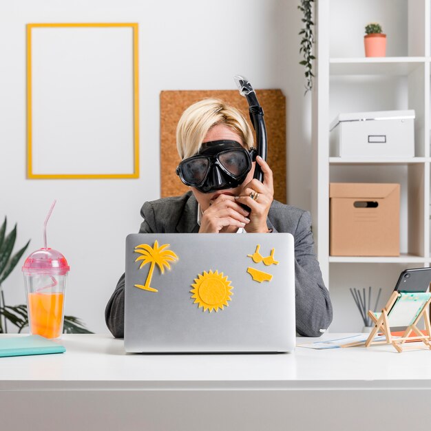 Portrait de femme au bureau préparée pour les vacances d&#39;été