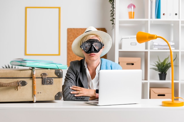 Portrait de femme au bureau préparée pour les vacances d&#39;été