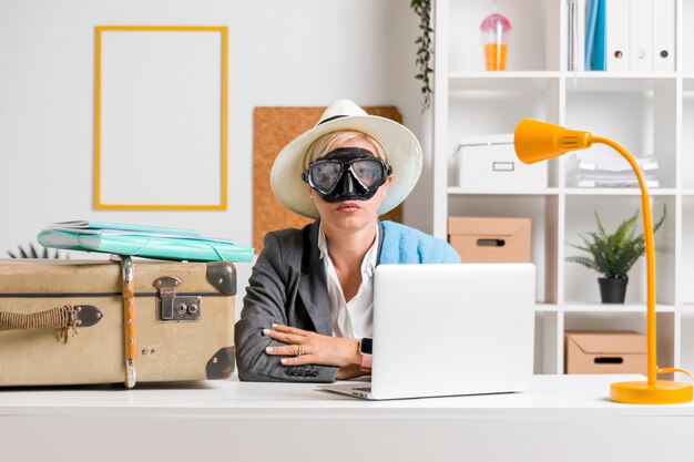 Portrait de femme au bureau préparée pour les vacances d&#39;été