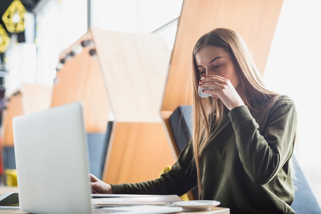 Portrait de femme au bureau