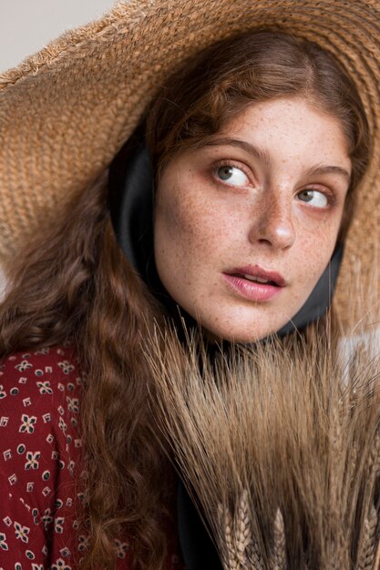 Portrait de femme au chapeau de paille