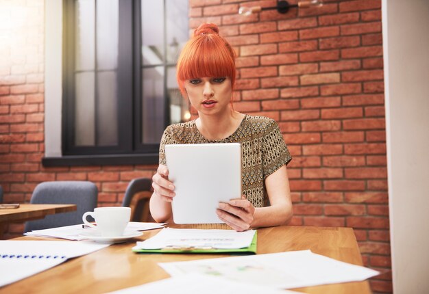 Portrait de femme au gingembre au bureau