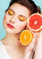 Photo gratuite portrait de femme au pamplemousse et à l'orange