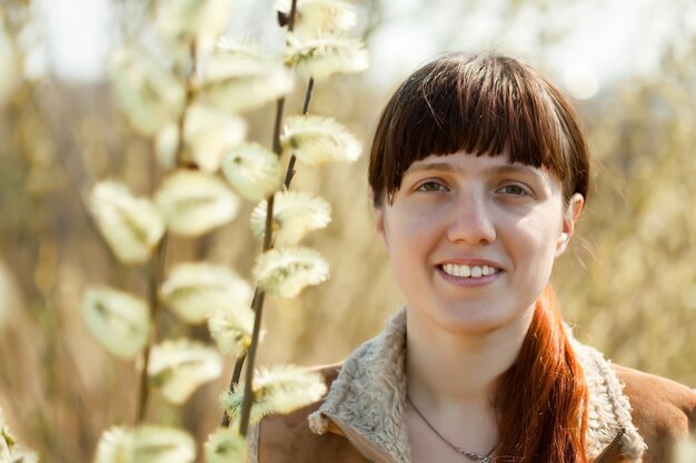 Portrait de femme au printemps