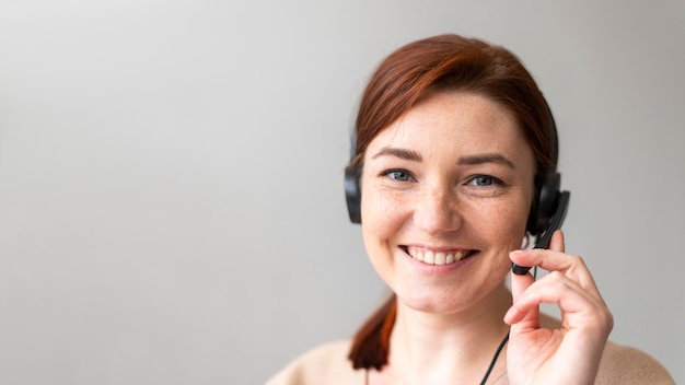 Portrait femme au travail ayant appel vidéo