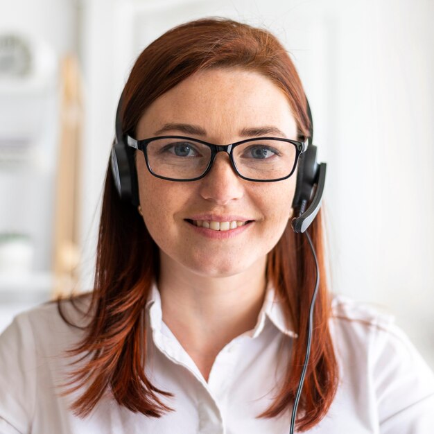 Portrait femme au travail ayant appel vidéo