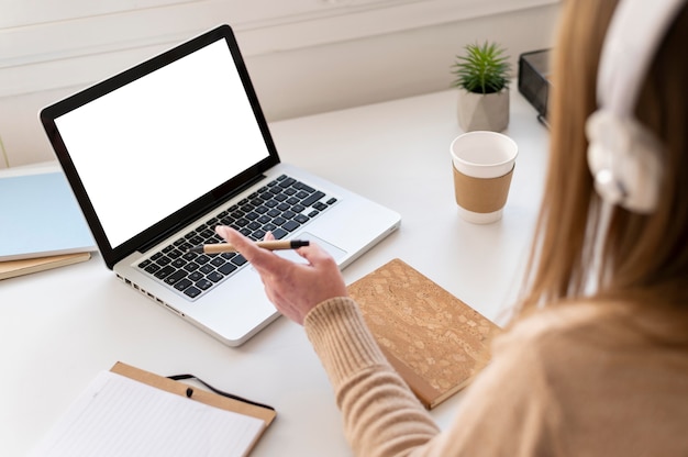 Portrait de femme au travail ayant un appel vidéo