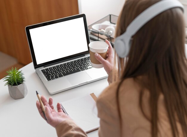 Portrait de femme au travail ayant un appel vidéo