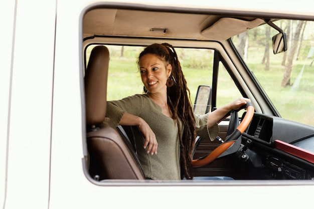 Portrait de femme au volant