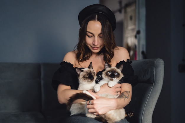 Photo gratuite portrait femme aux chats siamois