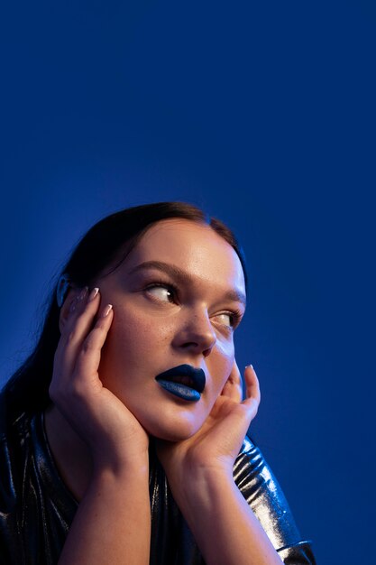 Photo gratuite portrait d'une femme aux lèvres bleu vif