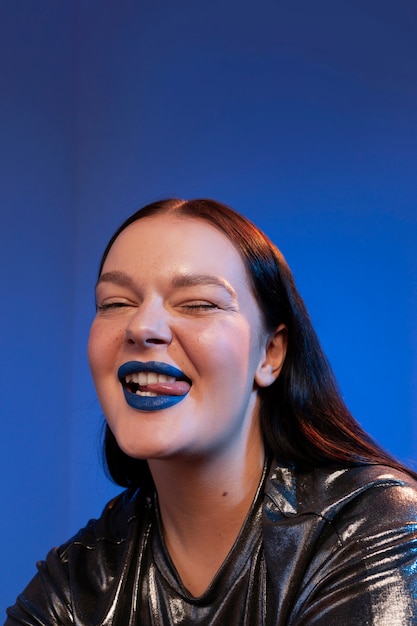 Portrait d'une femme aux lèvres bleu vif