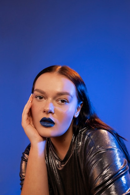 Photo gratuite portrait d'une femme aux lèvres bleu vif