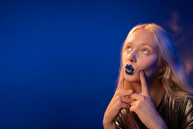 Photo gratuite portrait d'une femme aux lèvres bleu vif