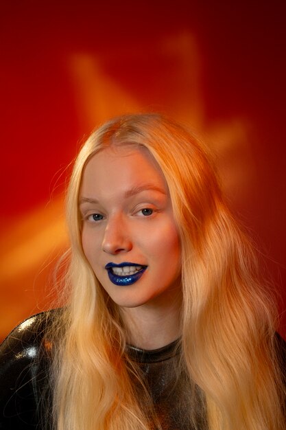 Photo gratuite portrait d'une femme aux lèvres bleu vif