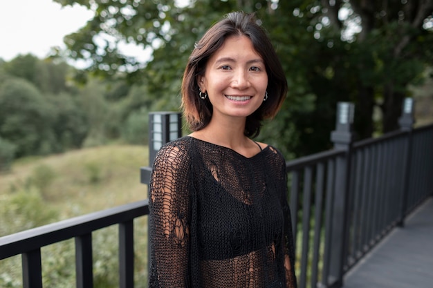 Portrait de femme ayant un appel vidéo avec sa famille