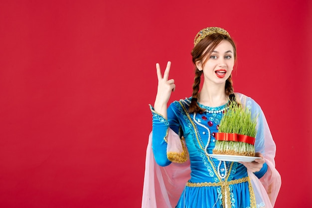 Portrait de femme azérie en costume traditionnel avec semeni sur rouge