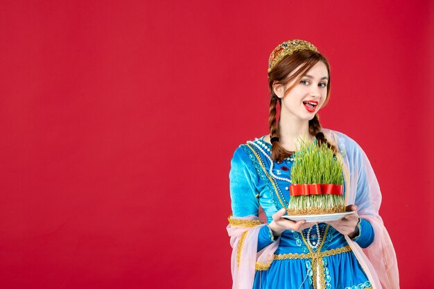 Portrait de femme azérie en costume traditionnel avec semeni sur rouge