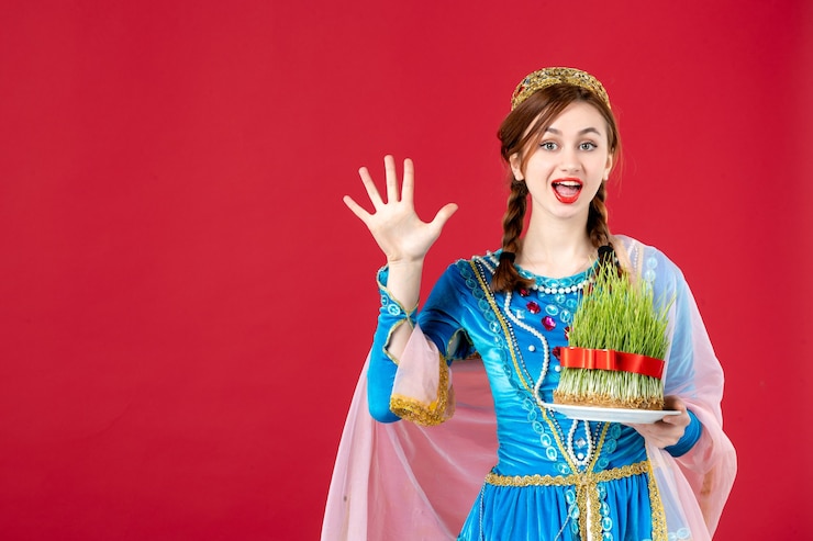 Photo gratuit portrait de femme azérie en costume traditionnel avec semeni sur rouge