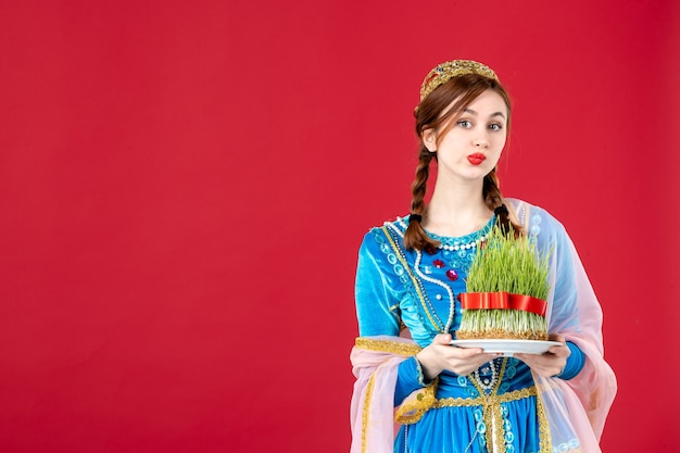 Photo gratuite portrait de femme azérie en costume traditionnel avec semeni sur rouge