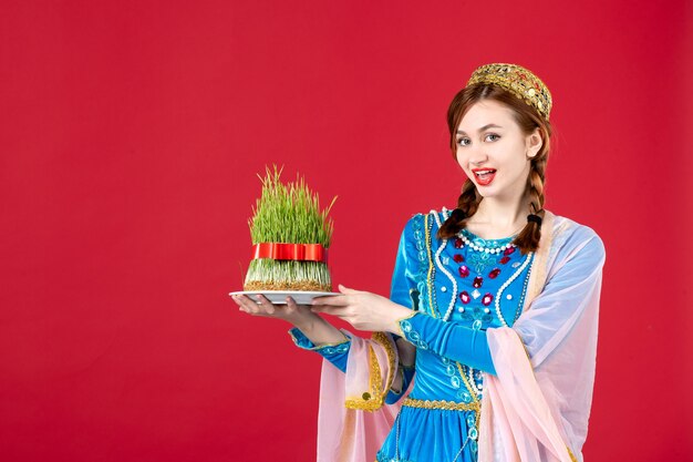 Portrait de femme azérie en costume traditionnel avec semeni sur rouge