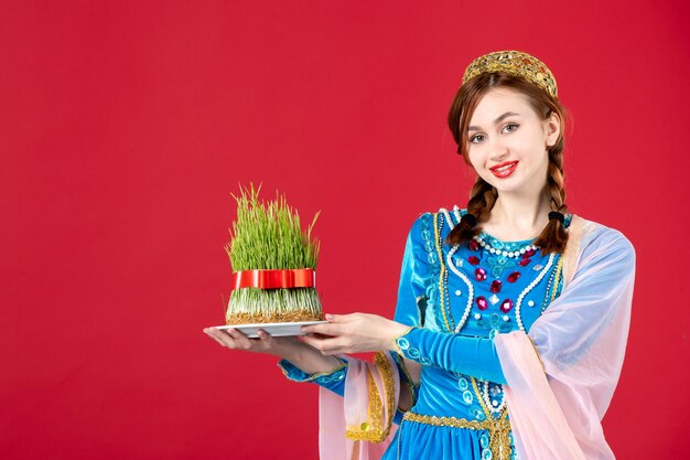 Portrait de femme azérie en costume traditionnel avec semeni sur rouge