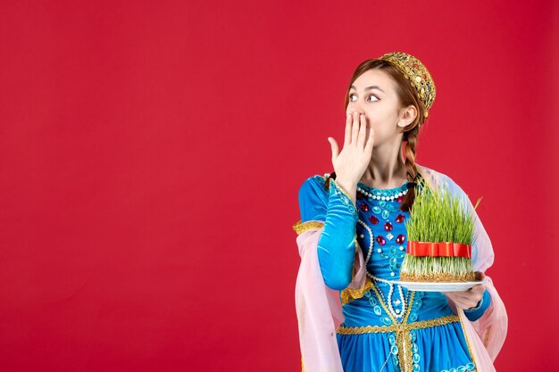 Portrait de femme azérie en costume traditionnel avec semeni sur rouge