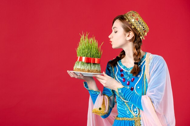 Portrait de femme azérie en costume traditionnel avec semeni sur rouge