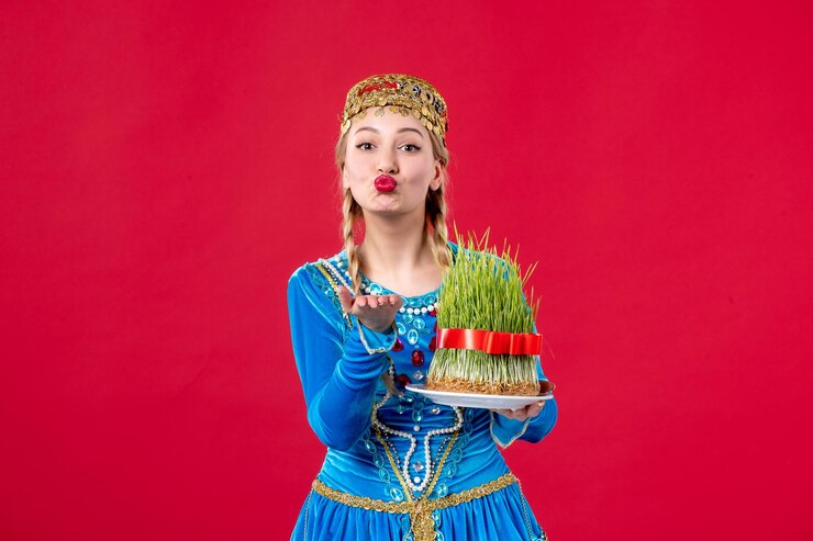 Photo gratuit portrait de femme azérie en costume traditionnel avec semeni studio tourné fond rouge printemps ethnique novruz