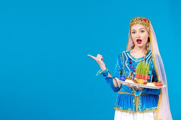 Portrait de femme azérie en costume traditionnel avec studio xonca tourné fond bleu concept danseuse ethnique printemps