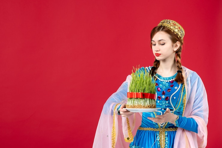 Photo gratuit portrait de femme azérie en costume traditionnel tenant semeni sur rouge