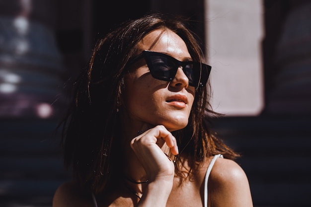 Portrait de femme beauté dans la rue, portrait en plein air, mannequin