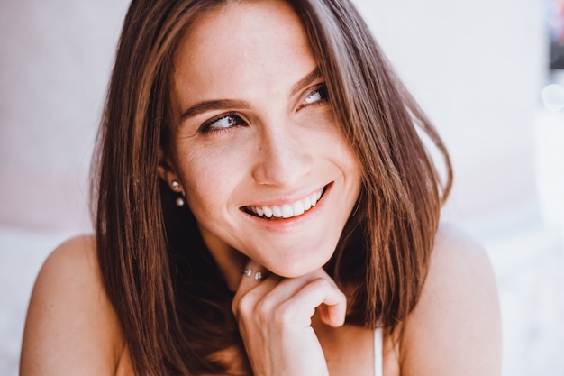 Portrait de femme beauté dans la rue, portrait en plein air, mannequin