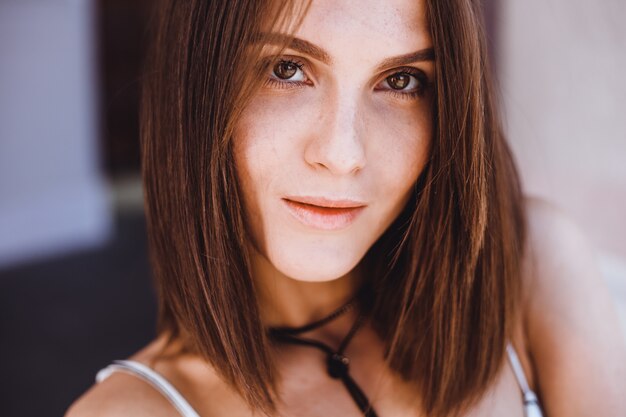 Portrait de femme beauté dans la rue, portrait en plein air, mannequin