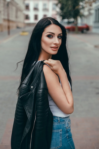 Portrait de femme beauté dans la rue, portrait en plein air, mannequin