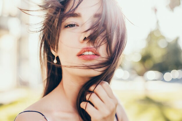 Portrait de femme beauté dans la rue, portrait en plein air, mannequin