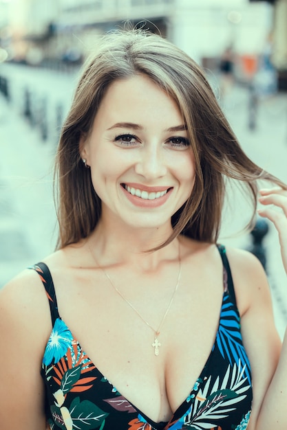 Portrait de femme beauté dans la rue, portrait en plein air, mannequin