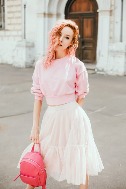 Portrait de femme beauté dans la rue, portrait en plein air, mannequin