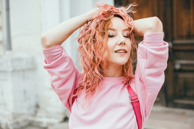 Portrait de femme beauté dans la rue, portrait en plein air, mannequin