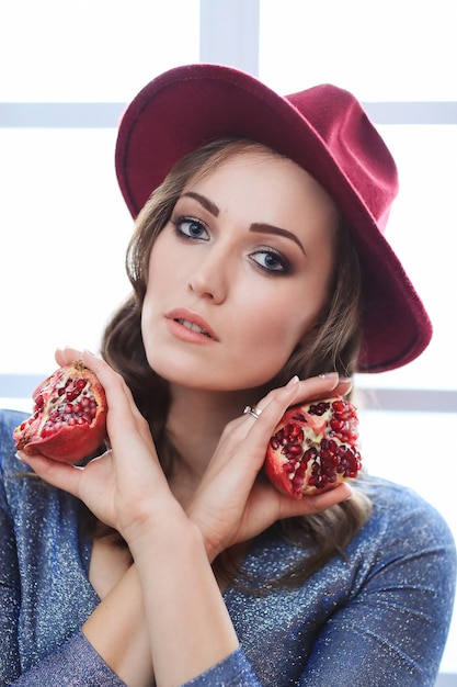 Photo gratuite portrait de femme belle mode avec des fruits de grenade