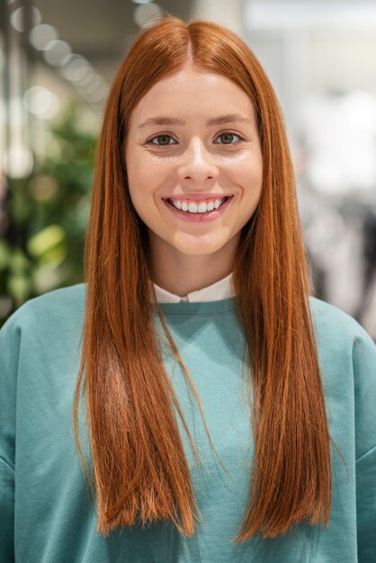 Portrait de femme belle rousse